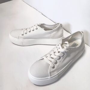 MADDEN White tennis shoes EXCELLENT condition worn once sz8M